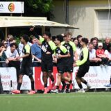 Die U19 des Erler SV bejubelt den nächsten Treffer vor der gut gefüllten Tribüne auf der Jule-Ludorf-Sportanlage.