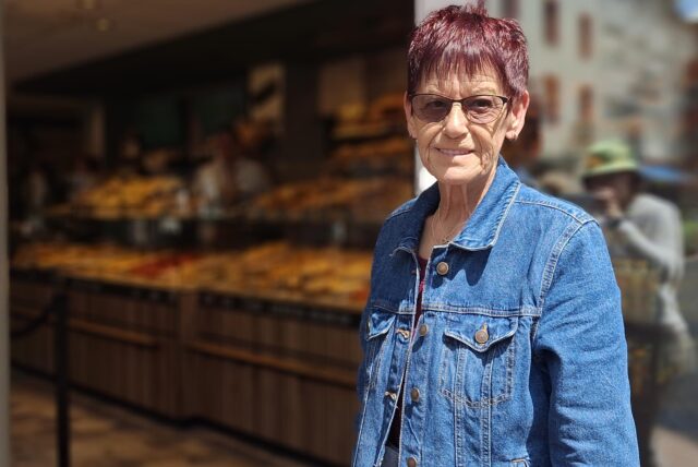 Vera Vogt vor der Bäckerei Grobe in der Castrop-Rauxeler Innenstadt.