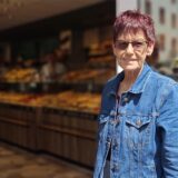 Vera Vogt vor der Bäckerei Grobe in der Castrop-Rauxeler Innenstadt.