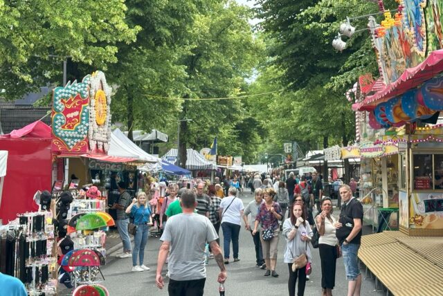 Zum Finale des Straßenfestes bei angenehmen Temperaturen kamen viele Besucher nach Brassert – auch um ein Schnäppchen zu machen.
