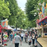 Zum Finale des Straßenfestes bei angenehmen Temperaturen kamen viele Besucher nach Brassert – auch um ein Schnäppchen zu machen.