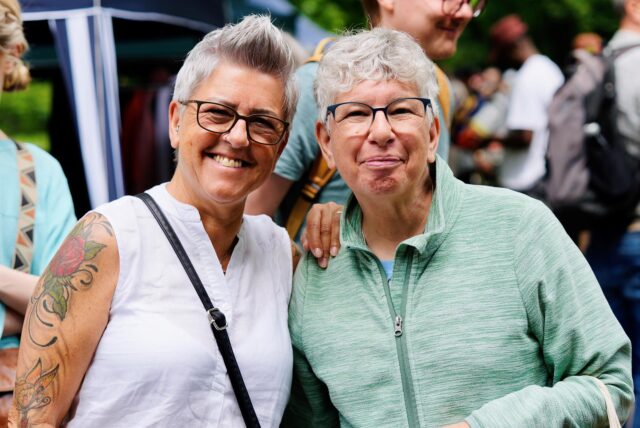 Zwei kurzhaarige Frauen, die beide Brille tragen, lächeln beim Westparktrödel in die Kamera.