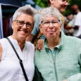 Zwei kurzhaarige Frauen, die beide Brille tragen, lächeln beim Westparktrödel in die Kamera.