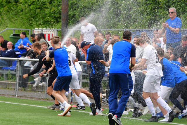 Nach dem Schlusspfiff gab es beim FC Frohlinde III kein Halten mehr: Der Aufstieg in die Kreisliga A steht fest.