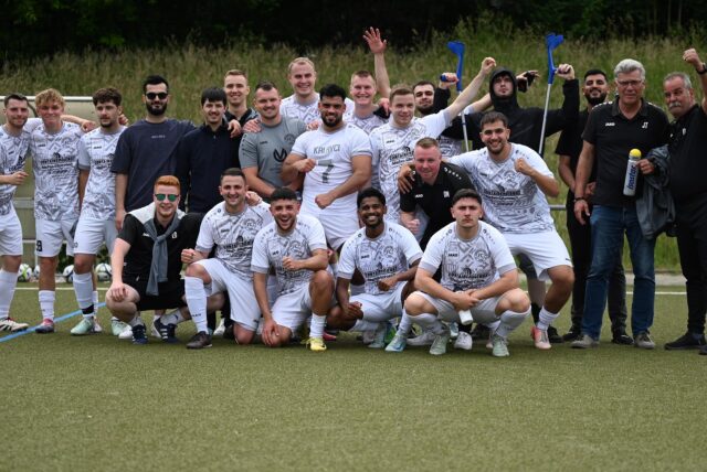Jubel beim FC 26 Erkenschwick: Der Aufsteiger setzt sich beim SC Marl-Hamm durch und schafft den Klassenerhalt am letzten Spieltag.