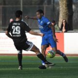 Während Wackers Brayan Sosa (am Ball) am letzten Spieltag der Westfalenliga 2 doppelt traf, stieg der Lüner SV in die Landesliga ab.
