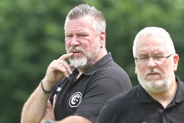 Das war nichts: Sascha Hippler verschiedet sich mit einem 2:7 in Herten und dem Abstieg in die Kreisliga B in Richtung FC Leusberg.