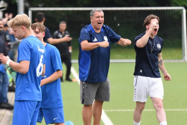 Erleichterung bei Martin Backwinkler und Joel Lehmann: Der VfB Waltrop hat nach einem 4:3-Auswärtserfolg bei Firtinaspor Herne den Klassenerhalt in der Bezirksliga 9 eingetütet.