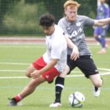 Kültürspors Batuhan Sarikiz (l.) versucht, vor Leon Luca-Carino Schipplick den Ball zu übernehmen.