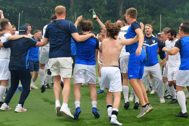 Der FC Frohlinde III feiert die Meisterschaft