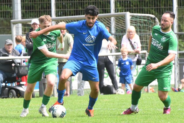 Stürmer Aras Rachid (am Ball, hier gegen Max Reskov) brachte den VfB Waltrop II zwischenzeitlich bis auf ein Tor heran.