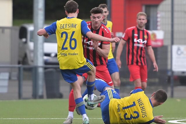 Christian Warnat (2.v.l.), hier gegen Vreden, sah bei Concordia Wiemelhausen zum zweiten Mal in dieser Saison Glatt Rot.