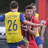 Christian Warnat (2.v.l.), hier gegen Vreden, sah bei Concordia Wiemelhausen zum zweiten Mal in dieser Saison Glatt Rot.