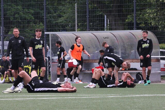 Schlusspfiff in Kaiserau: Beim FC Marl ist der Frust nach der 0:1-Niederlage groß.