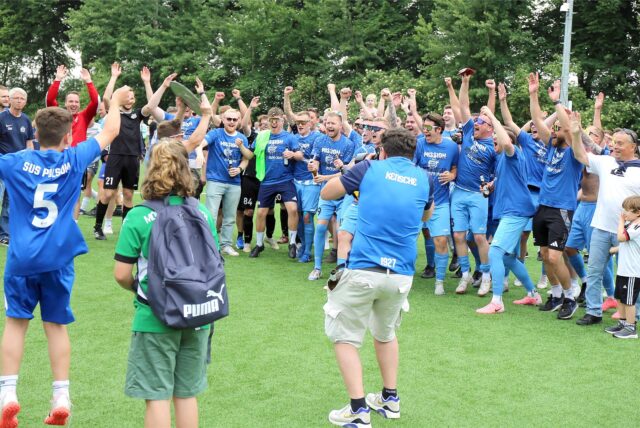 SuS Polsum: Nach dem 9:1 gegen SuS Bertlich feiern die Fußballfans im Dorf den Aufstieg.