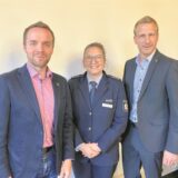 Polizeidirektorin Anne Bartos zwischen Bürgermeister Marcel Mittelbach und Stadtkämmerer Stefan Wilke.