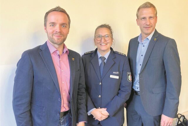 Polizeidirektorin Anne Bartos zwischen Bürgermeister Marcel Mittelbach und Stadtkämmerer Stefan Wilke.