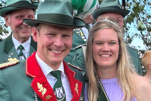 Hannah Peters aus Lavesum an der Seite ihres Schützenkönigs Maik Gerding.