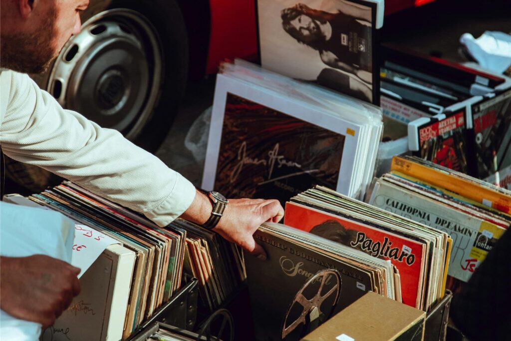 Auf einem Trödelmarkt-Stand stehen Kisten mit verschiedenen gebrauchten Schallplatten Auf einem Trödelmarkt-Stand stehen Kisten mit verschiedenen gebrauchten Schallplatten