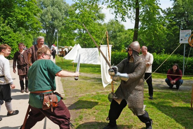 Schwertkämpfer duellieren sich beim Mittelalterlich Gaudium 2025 in Waltrop.