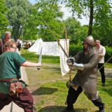 Schwertkämpfer duellieren sich beim Mittelalterlich Gaudium 2025 in Waltrop.