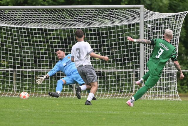 Die Spvgg. Erkenschwick II stieg nach einer deutlichen Niederlage beim SC Herten in die Kreisliga B ab. Hertens Noel Galoska (r.) schenkte dem Absteiger gleich vier Tore ein.