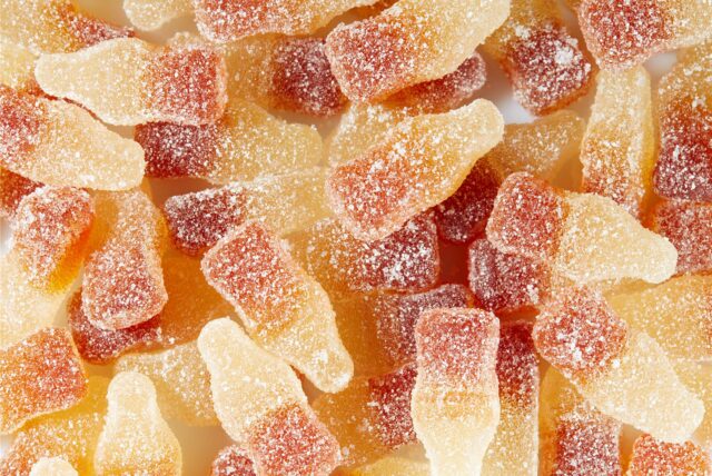 Saure Weingummi-Colaflaschen mit Zucker-Ummantelung