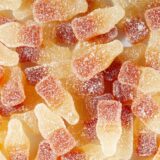 Saure Weingummi-Colaflaschen mit Zucker-Ummantelung