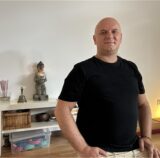 Ein Mann, der sitzt.