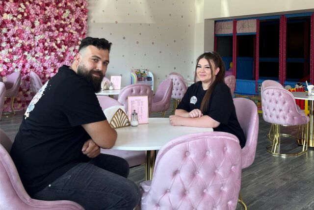 Nazimye und Kerem Balaban sitzen in ihrem Café.
