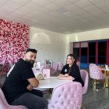 Nazimye und Kerem Balaban sitzen in ihrem Café.