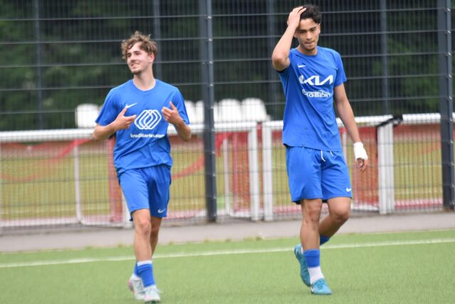 Luis Schäfer (l.) trug mit zwei Toren zum wichtigen 4:3-Auswärtssieg des VfB Waltrop bei Firtinaspor Herne bei.