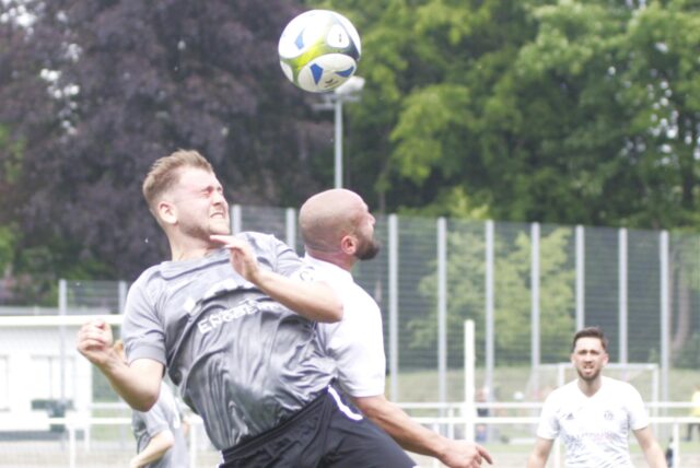 Kopfball-Duell: Kültürspor-Spieler Harun Göktas (r.) gegen einen Röllinghäuser.