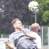 Kopfball-Duell: Kültürspor-Spieler Harun Göktas (r.) gegen einen Röllinghäuser.