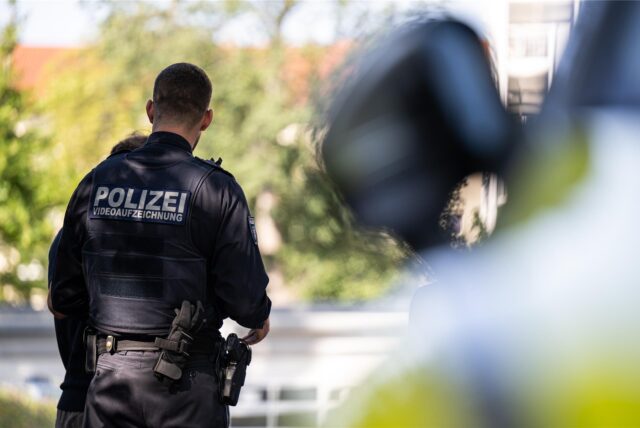 Ein Polizist trägt einen Patch mit der Aufschrift Polizei Videoaufzeichnung.