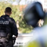 Ein Polizist trägt einen Patch mit der Aufschrift Polizei Videoaufzeichnung.