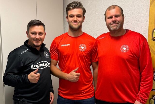 Vom 19-jährigen Till Wolters (M.) erwarten die neuen Trainer von Teutonia SuS Walttrop II, Chris Merten (l.) und Sebastian Kerkhoff (r.), viel.