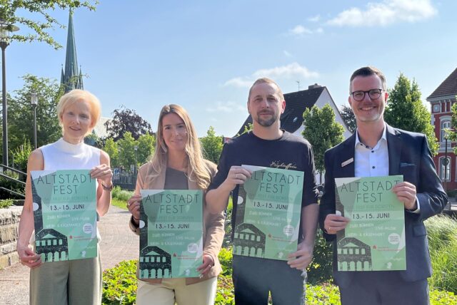 Beteiligte des Altstadtfestes mit Plakaten in der Hand