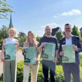 Beteiligte des Altstadtfestes mit Plakaten in der Hand