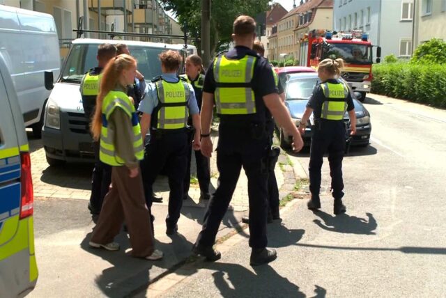 Einsatzkräfte der Polizei an einem Tatort in Dortmund