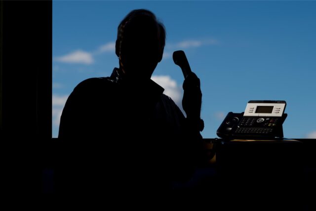 Ein Mann mit Telefonhörer in der Hand