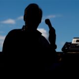 Ein Mann mit Telefonhörer in der Hand