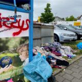 Müllsäcke und lose herumliegende Altkleider am Container-Standort in Herten-Disteln.