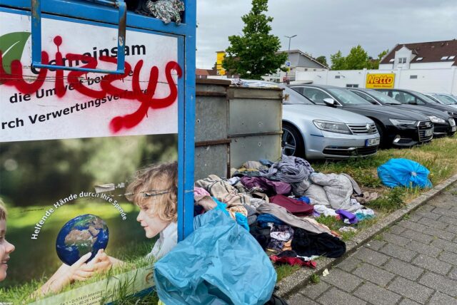 Müllsäcke und lose herumliegende Altkleider am Container-Standort in Herten-Disteln.