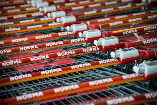 Einkaufswagen des Lebensmitteldiscounters Norma vor einer Filiale.