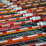 Einkaufswagen des Lebensmitteldiscounters Norma vor einer Filiale.