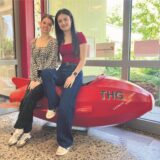 Elina Neumann und Anna Rohde an der THG-Rakete.