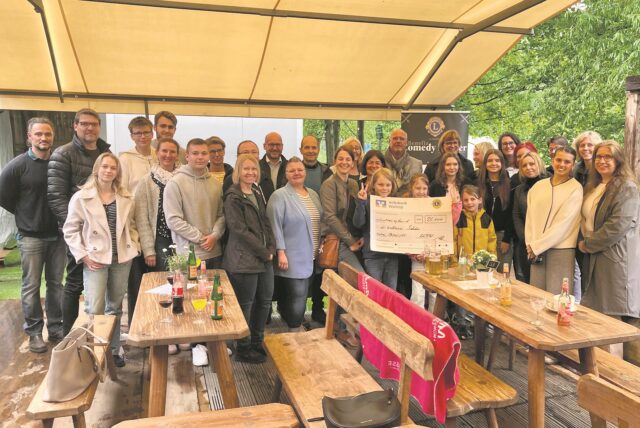 Vertreter von Waltroper Schule bei den Scheckübergabe des Lionsclubs in Waltrop-