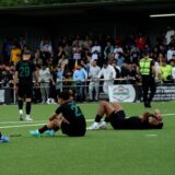 Die Spieler des FC Roj liegen nach dem Nicht-Aufstieg am Boden.
