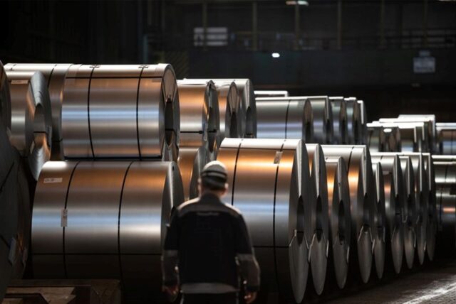 Aufgerolltes Stahlblech lagert in einer Halle von Thyssenkrupp Steel in Duisburg. Bald beginnen die Verhandlungen über den Abbau von 5.000 Stellen sowie die Auslagerung von weiteren 6.000 Stellen. (Archivbild)